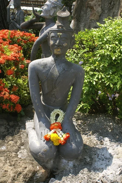 Статуя монаха в саду, Ват Пхо, Бангкок, Таиланд, Азия — стоковое фото