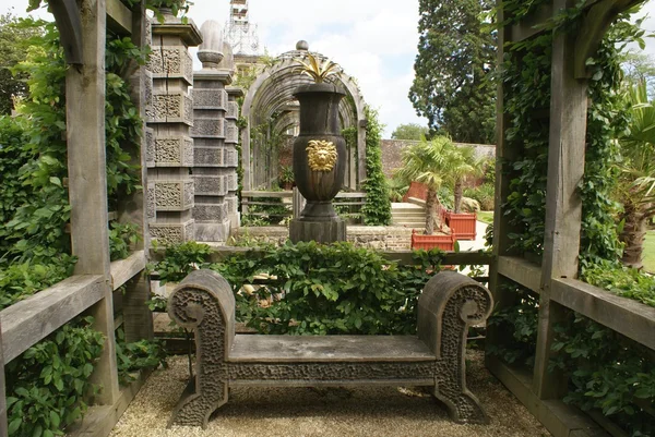 Timmer säte, Arundel castle garden, Arundel, West Sussex, England — Stockfoto