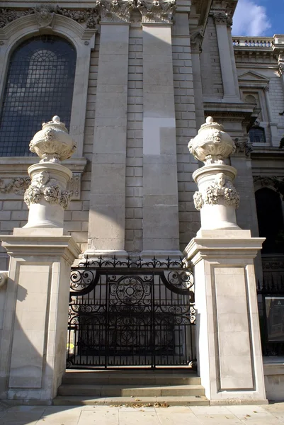 Heykel kapı mesajları, Ferforje kapı, St Paul'ın Katedrali, Londra, İngiltere — Stok fotoğraf