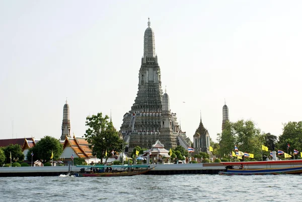 Wat Arun na břehu řeky Chao Phraya v Bangkoku, Thajsko, Asie — Stock fotografie