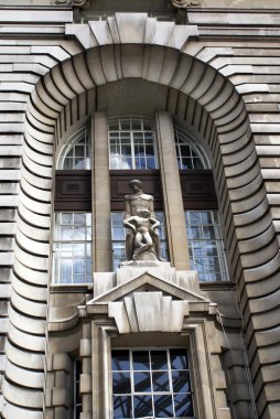 Heykeller dekoratif gömme pencere. London County Hall heykel, Lambeth, Westminster, Londra, İngiltere