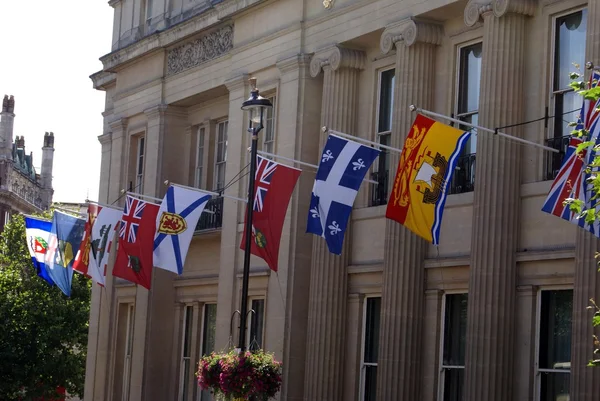 Piccadilly circus flags, london, england. Britische Fassade. britische und schottische Flaggen — Stockfoto
