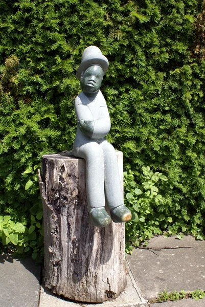Statyett, afrikansk i en trädgård, Herstmonceux slott, East Sussex, England — Stockfoto