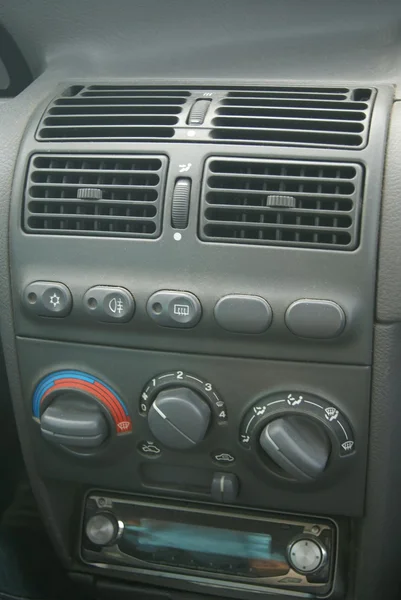 Tablicy rozdzielczej pojazdu konsoli i samochód stereofoniczne radio — Zdjęcie stockowe