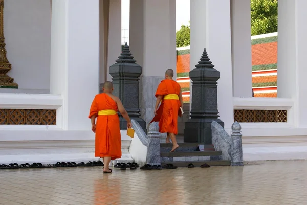 Monjes en la entrada de Wat Saket, Bangkok, Tailandia, Asia — Foto de Stock