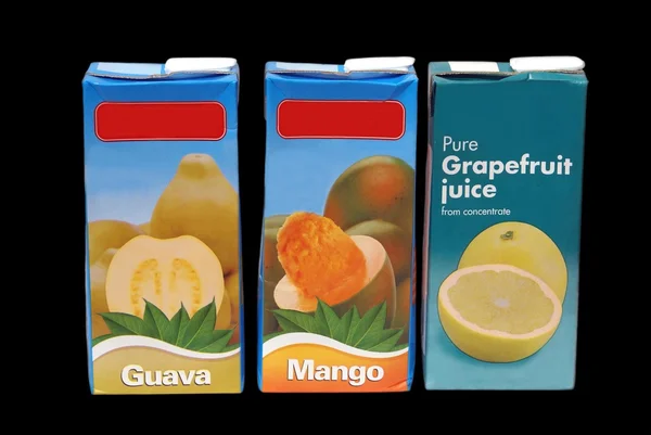 Förpackningar med tropisk frukt juice drycker Royaltyfria Stockbilder
