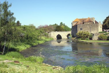 Eski gatehouse ve bir köprü. Maidstone, Kent, İngiltere'deki Leeds castle