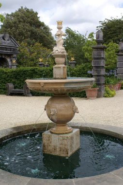 Çeşme bir bahçe. Arundel Kalesi çeşme Arundel, West Sussex, İngiltere'de