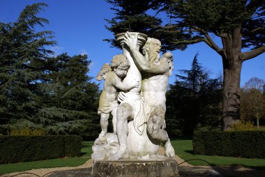 Heykel güneş saati. güneş saati ile melekler heykeller