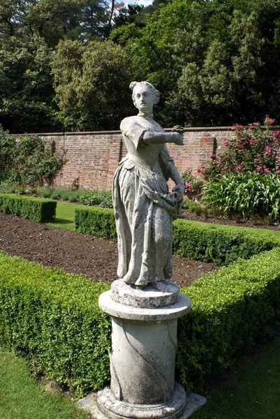 Статуя женщины, держащей цветок — стоковое фото
