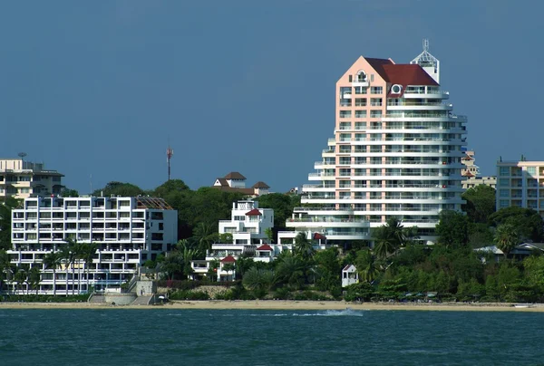 Het strand of de kust van Pattaya stad in Thailand, Asia — Stockfoto