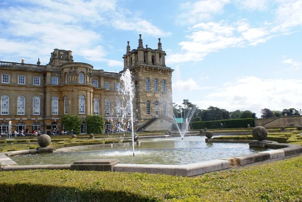 Fountain of the garden of Blenheim Palace in Woodstock, England — Stock Photo, Image