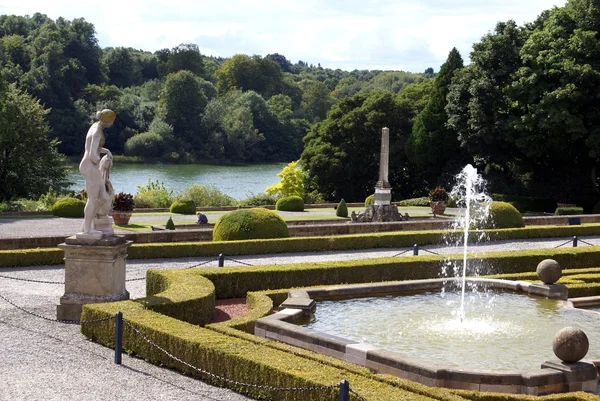 Garden at a lakeside. Blenheim Palace in Woodstock, England — Stock Photo, Image