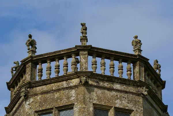 Torn med griffin statyer. Lacock Abbey i Lacock, Chippenham, Wiltshire, England — Stockfoto