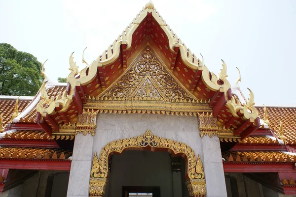 Předního štítu chrámu. Wat Benchamabophit v Bangkoku, Thajsko, Asie — Stock fotografie