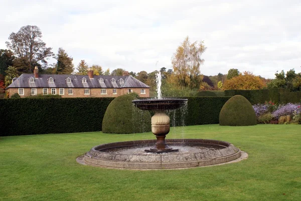 Fonte em um jardim de topiaria de teixo. Jardim de castelo em Powys, Welshpool, Wales, England — Fotografia de Stock