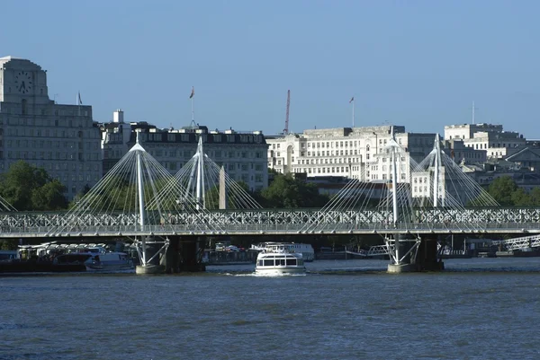 Hungerford Bridge sobre el río Támesis en Londres, Inglaterra —  Fotos de Stock