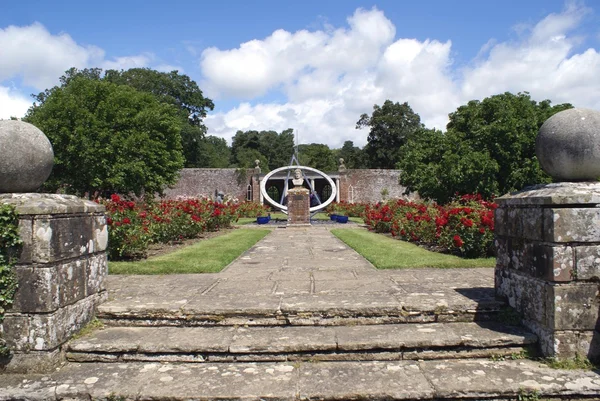 Estatua de John Flamsteed y un reloj de sol en el jardín del castillo de Herstmonceux, Inglaterra — Foto de Stock