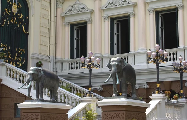 Trap met olifant standbeelden en lampen, The Grand Palace, Bangkok, Thailand, Azië — Stockfoto