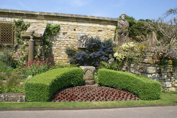 Statyer, skulptur, & trädgårdskonst. Hever castle garden i Kent, England — Stockfoto