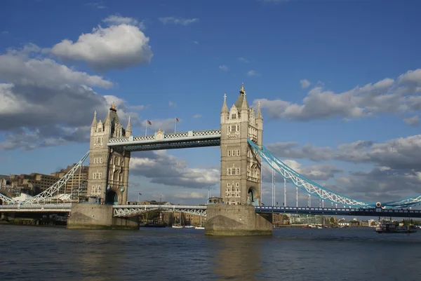 Tower Bridge über die Themse in London, England — Stockfoto