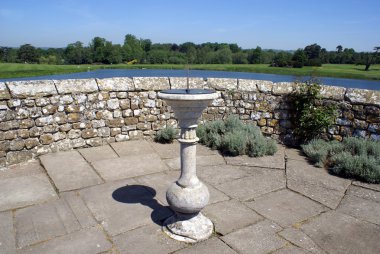 Maidstone, Kent, İngiltere'deki Leeds Castle veranda, güneş saati