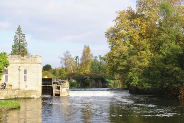 River Avon weir yakınındaki bir su çarkı, Warwick, İngiltere'de Warwick castle