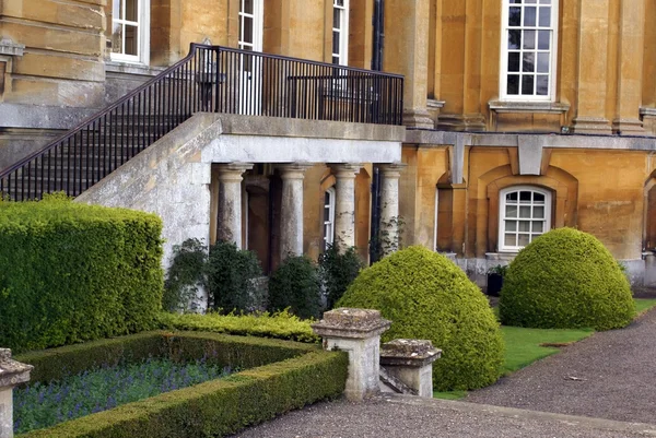 우드스탁, 옥스퍼드셔 주, 영국 블렌하임 궁전에서 계단 및 유 장식 정원 — 스톡 사진