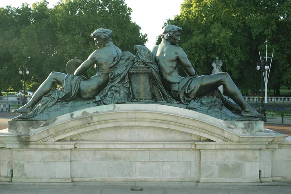 Vicino alla fontana di Buckingham Palace a Londra, Inghilterra — Foto Stock