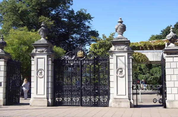 La entrada o puerta de hierro forjado de los Jardines Botánicos Reales, Kew, Londres, Inglaterra — Foto de Stock