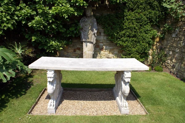 Skulpturala marmor bord på den italienska trädgården av Hever castle i Kent, England — Stockfoto