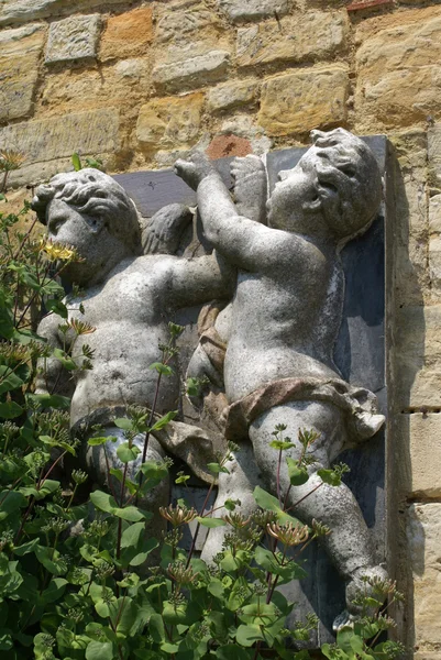 Engelen of cupid standbeelden in het Italiaanse tuin van Hever castle in Kent, Engeland — Stockfoto