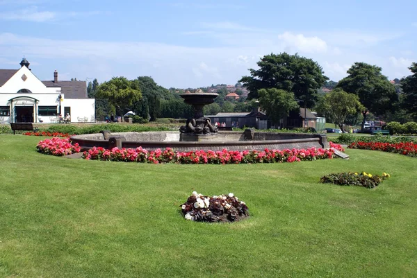 Fontaine sculpturale à Tunstall Park dans le Staffordshire, Angleterre — Photo