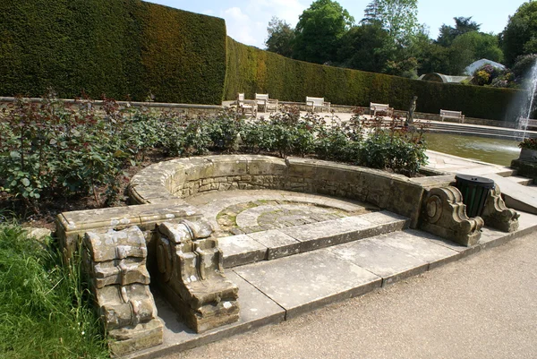 Obloukový lavička v Hever castle garden v Kentu, Anglie — Stock fotografie