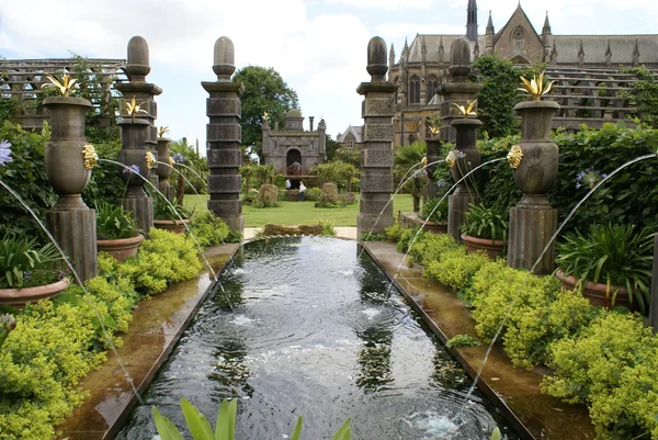 Timber fountain at Arundel castle garden in Arundel, West Sussex, England — Stock Photo, Image