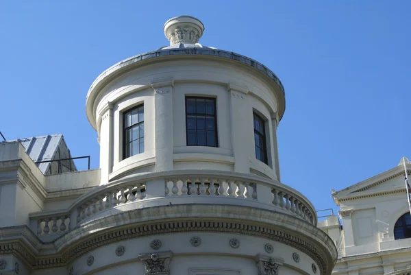 Techo abovedado con esculturas y balcón — Foto de Stock