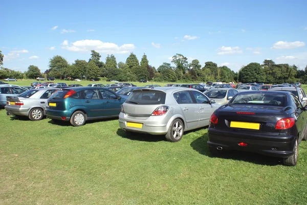 Autos auf einem Feld geparkt — Stockfoto