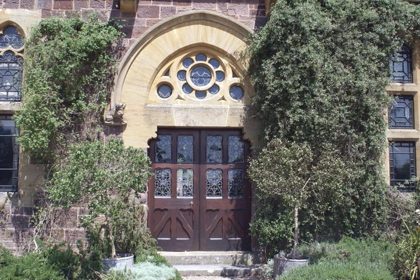 Ornate sculptural arched entrance — 图库照片