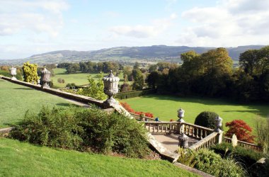 welshpool, powys, Galler, İngiltere'de bahçede Powis kale