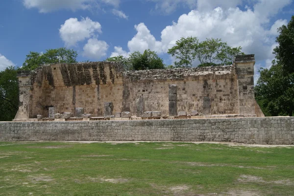 Der große ballplatz in chichen itza, mexiko — Stockfoto