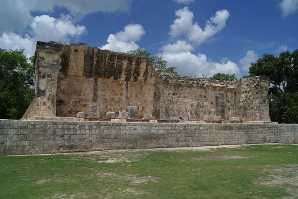 Pok ta pok míč soudu v Chichén Itzá, Mexiko — Stock fotografie