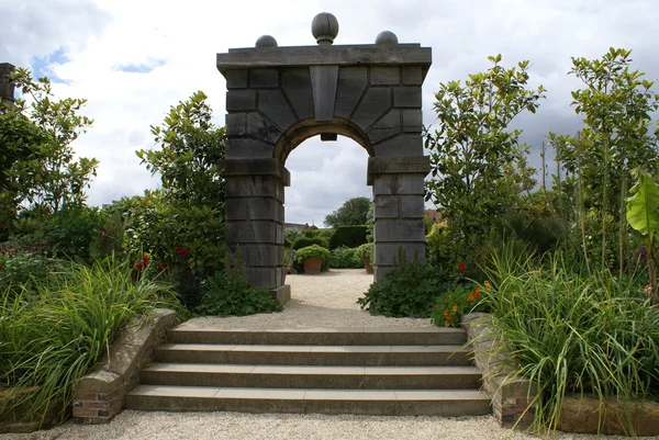 Drewna wejście Arundel Castle garden w Arundel, West Sussex, Anglia — Zdjęcie stockowe