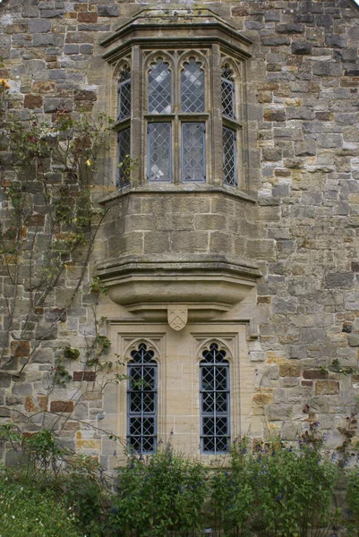 Venster, de Fitzalan kapel, Arundel Kasteel Kerk gevel in Arundel, West Sussex, Engeland — Stockfoto