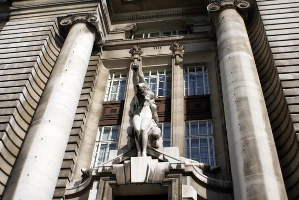 Esculturas del London County Hall (LCH) en Lambeth, Londres, Inglaterra —  Fotos de Stock