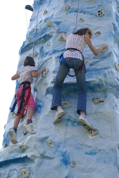 Des enfants escaladent un mur — Photo