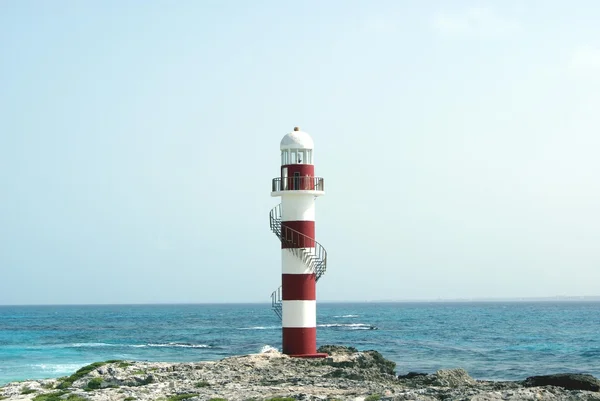 Um farol em uma praia na cidade de Cancun, México — Fotografia de Stock