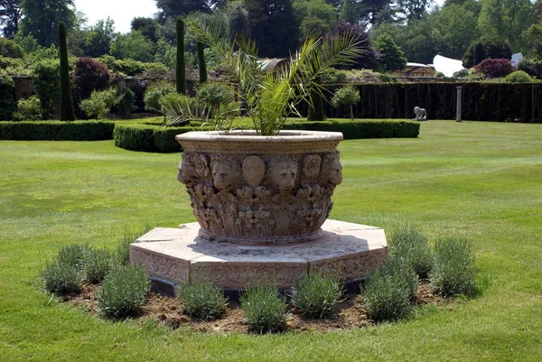 Sculptured vase at Hever Castle garden in Hever, Edenbridge, Kent, England — Stock Photo, Image