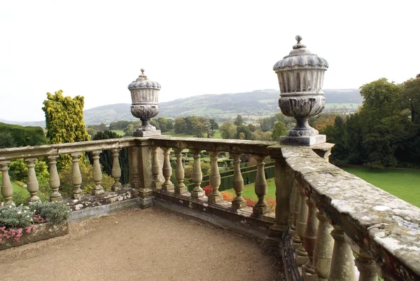 welshpool, powys, Galler, İngiltere'de bahçede Powis kale