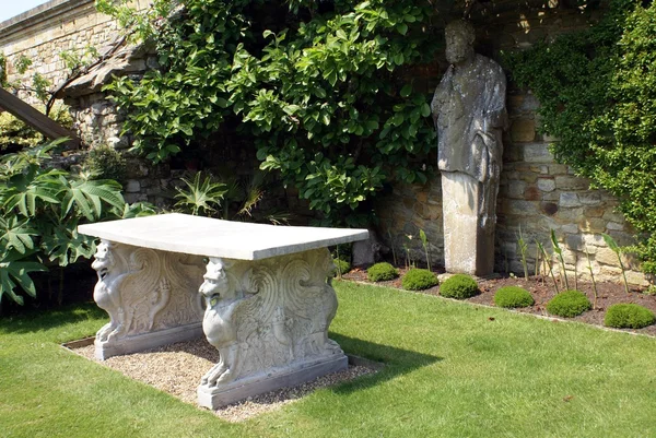 Tisch & Statue im italienischen Garten von Schloss Hever in hever, edenbridge, kent, england — Stockfoto