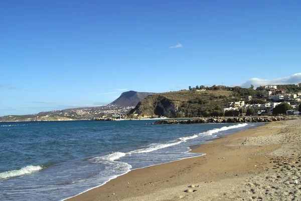 La playa del pueblo de Kalyves en Creta, Grecia, Europa — Foto de Stock